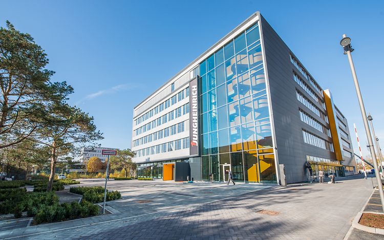 Frontalansicht Haupteingang Konzernzentrale Jungheinrich Hamburg-Wandsbek