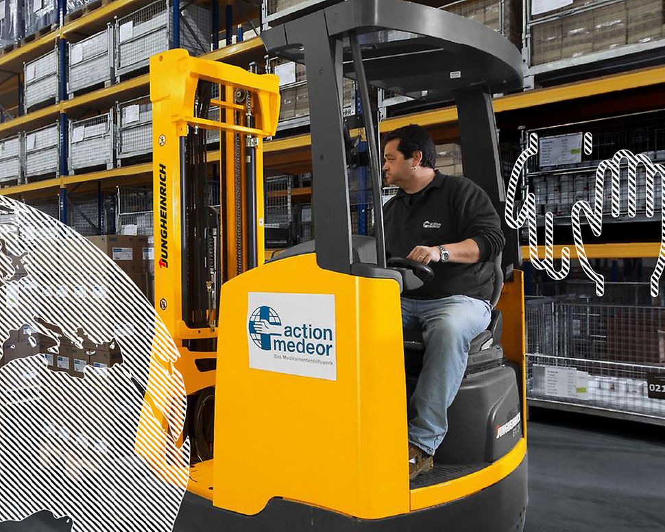 Jungheinrich Stapler bei action medeor. Grafische Elemente als Zusatzebene: Weltkugel, Hände reichen, Mitarbeitende.