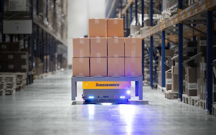 Jungheinrich mobila robot arculee kör på MSK Pharmalogistic lager i Bensheim i Tyskland.