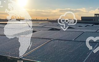 Solarpanels auf Gebäudedach in der Stadt. Grafische Elemente als Zusatzebene: Weltkugel, CO2e-Reduktion und ein Herz.