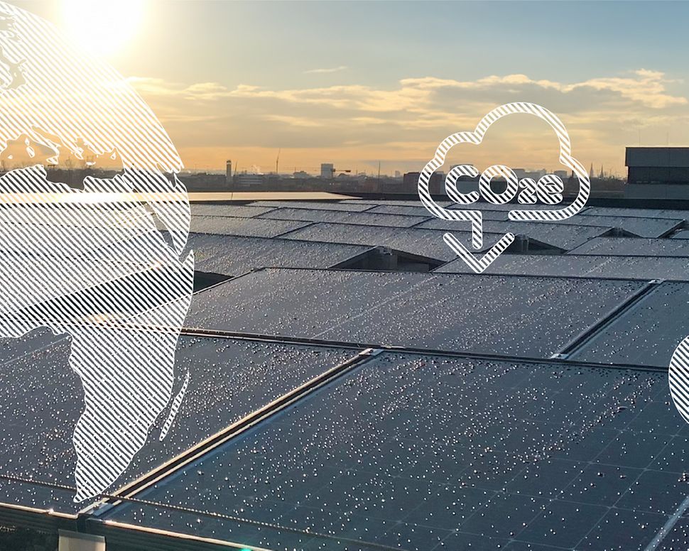 Solarpanels auf Gebäudedach in der Stadt. Grafische Elemente als Zusatzebene: Weltkugel, CO2e-Reduktion und ein Herz.