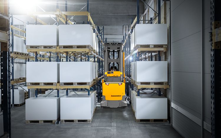 Mobile Robots - Automatisiertes Schmalganglager - Hero Picture