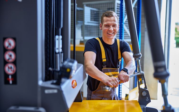 Apprentice, Trainee, Training_[MAM-59299]