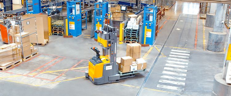 Jungheinrich AGV transporterar paket på DB Schenkers sorteringsanläggning i Borås.