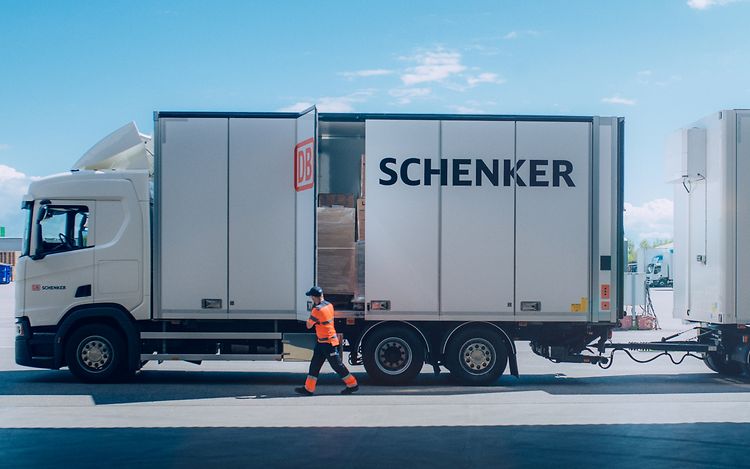 En man lastar ur en lastbil från DB Schenker.