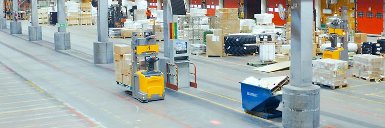 Jungheinrich AGV transporterar paket på DB Schenkers sorteringsanläggning i Borås.