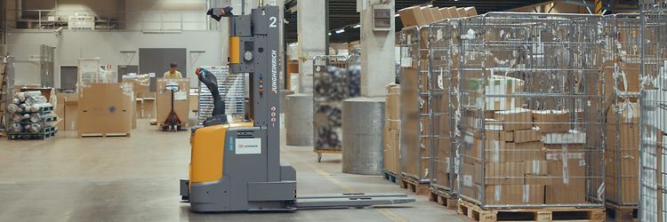 Jungheinrich autotruck AGV på DB Schenkers sorteringsanläggning i Borås.