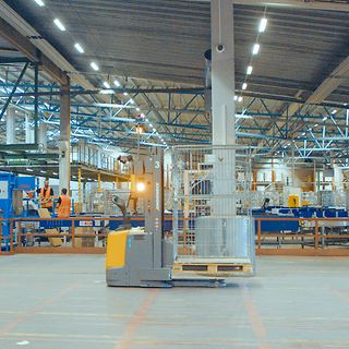 Jungheinrich AGV transporterar paket på DB Schenkers sorteringsanläggning i Borås.