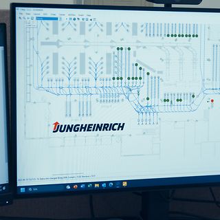 En skärm med kommunikationsgränssnittet Jungheinrich Logistics Interface.