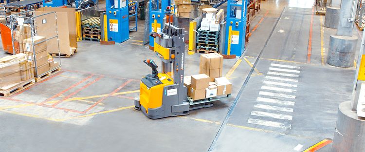 Jungheinrich AGV'er på DB Schenkers lager 