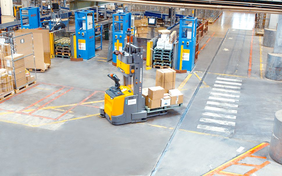 Jungheinrich AGV'er på DB Schenkers lager 