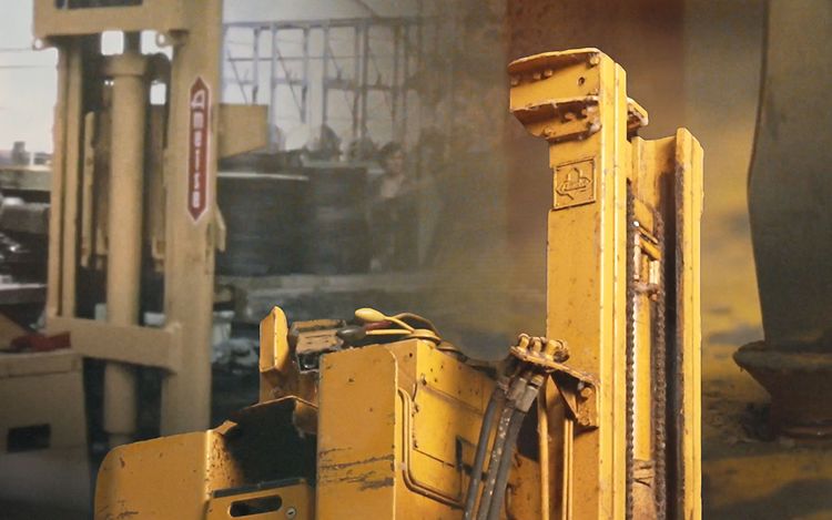 Jungheinrich skjutstativtruck som är över 65 år gammal.