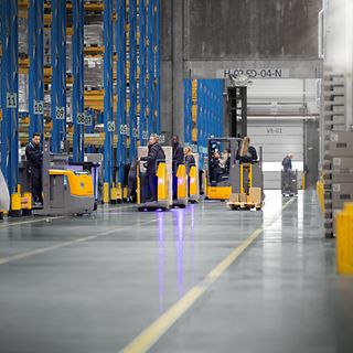 Jungheinrich trucks og medarbejdere på lageret hos Normal 