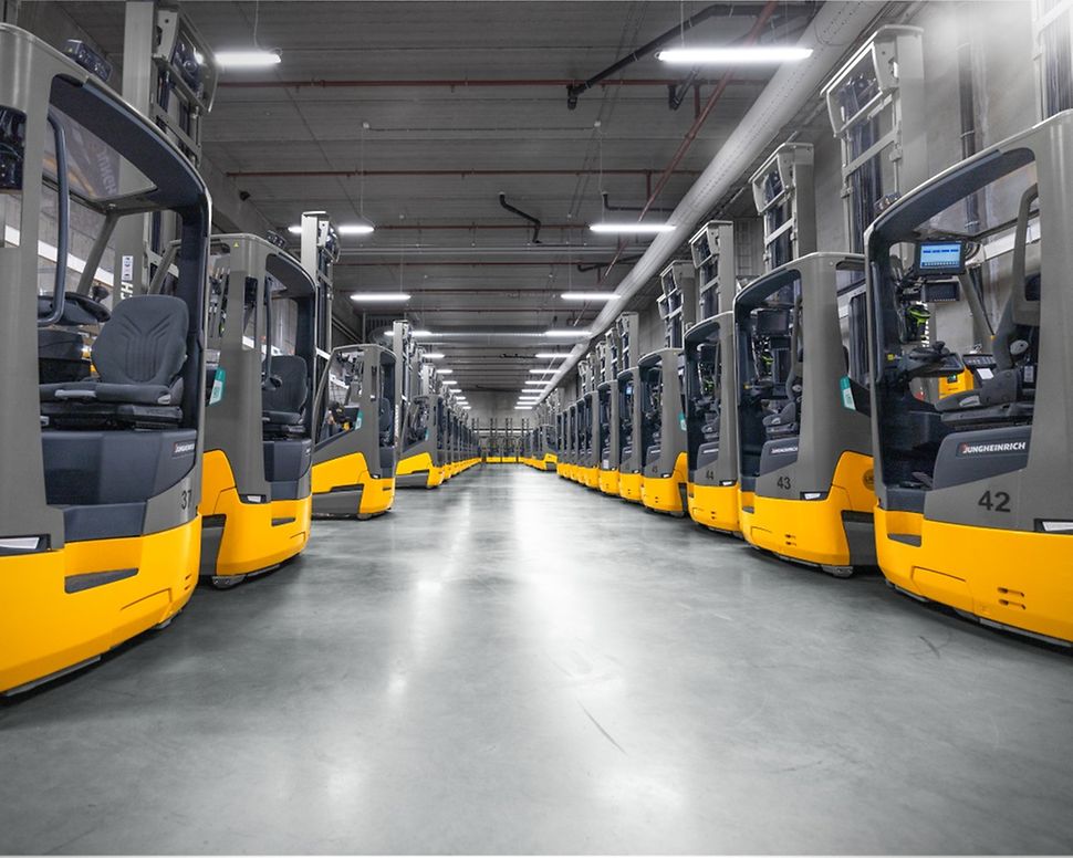 Många Jungheinrich truckar i två långa rader på Normal A/S lager i Danmark.