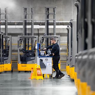 Jungheinrich on-site tekniker servar truckar på Normal A/S lager i Danmark.