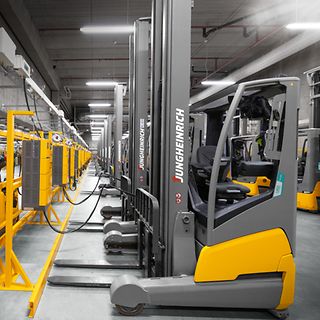 Jungheinrich POWERLiNE skjutstativtruckar ETV 216i på en lång rad på Normal A/S lager i Danmark.