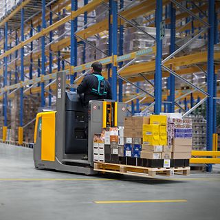 Jungheinrich plocktruck EKS 110 körs av en arbetare på Normals A/S lager i Danmark.