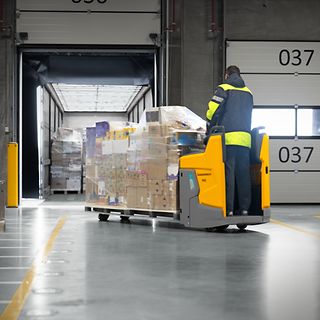 Jungheinrich truck med varor körs av en medarbetare på Normal A/S lager i Danmark.