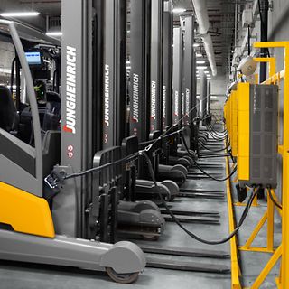 Jungheinrich POWERLiNE skjutstativtruckar ETV 216i laddas på Normal A/S i Danmark.