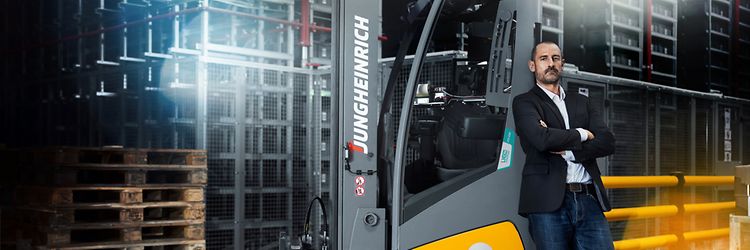 Lithium-ion reach truck