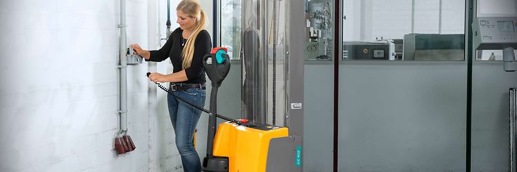 เครื่องชาร์จแบตโฟล์คลิฟท์ติดตั้งในตัว