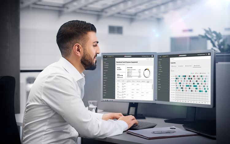Mand ved computer som arbejder med FMS