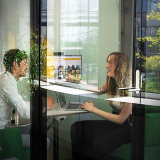 Article satellite - Cas d'études : Entreprises qui ont transformé leur logistique avec des AGVs