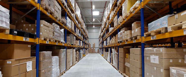 En lagergång med Jungheinrich ställage.