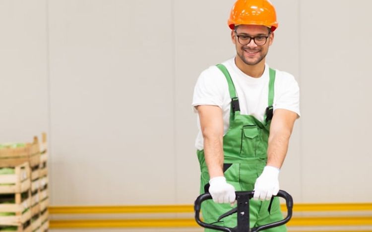 Mand med palleløfter