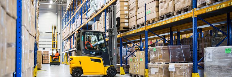 Jungheinrich elektrisk gaffeltruck EFG 320 arbejder på et lager.