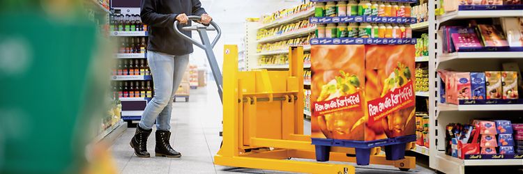 Pallyftare / handtruck i specialutförande från Jungheinrich används i en livsmedelsbutik.