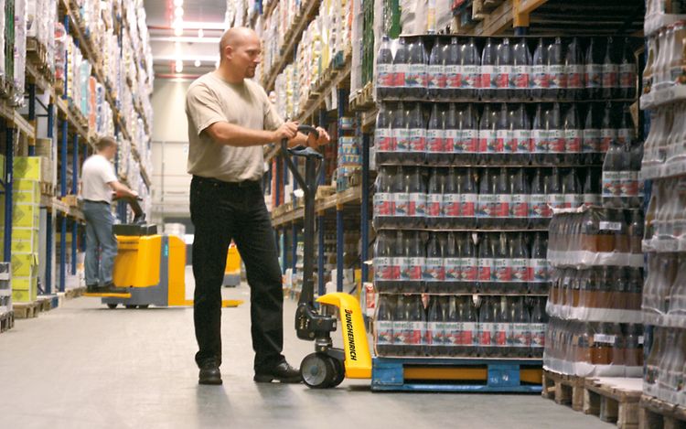 Jungheinrich pallyftare / handtruck AM 22 transporterar drycker på ett lager.