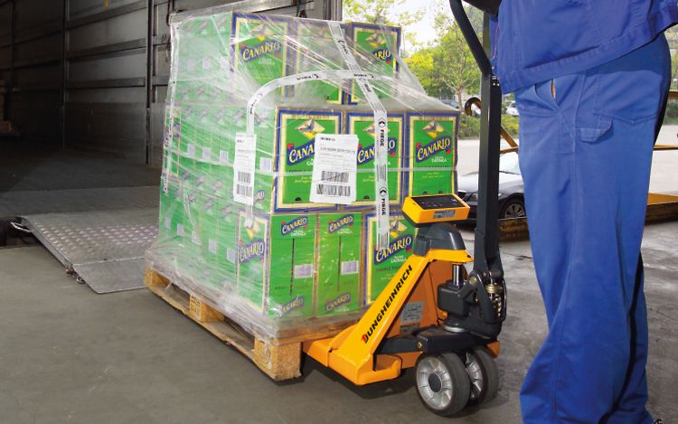 Jungheinrich pallyftare / handtruck AMW 22 med våg lastad med dryck.