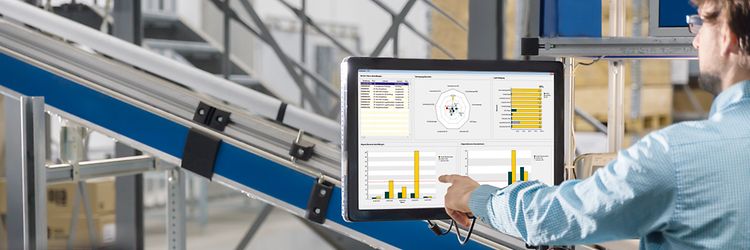 Hand som pekar på en datorskärm med Jungheinrich warehouse management system (VMS).
