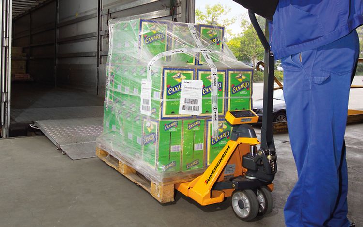 Jungheinrich palleløfter AMW 22 med vægt læsset med drikkevarer.