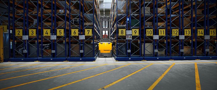 Höglager från Jungheinrich med smalgångstruck