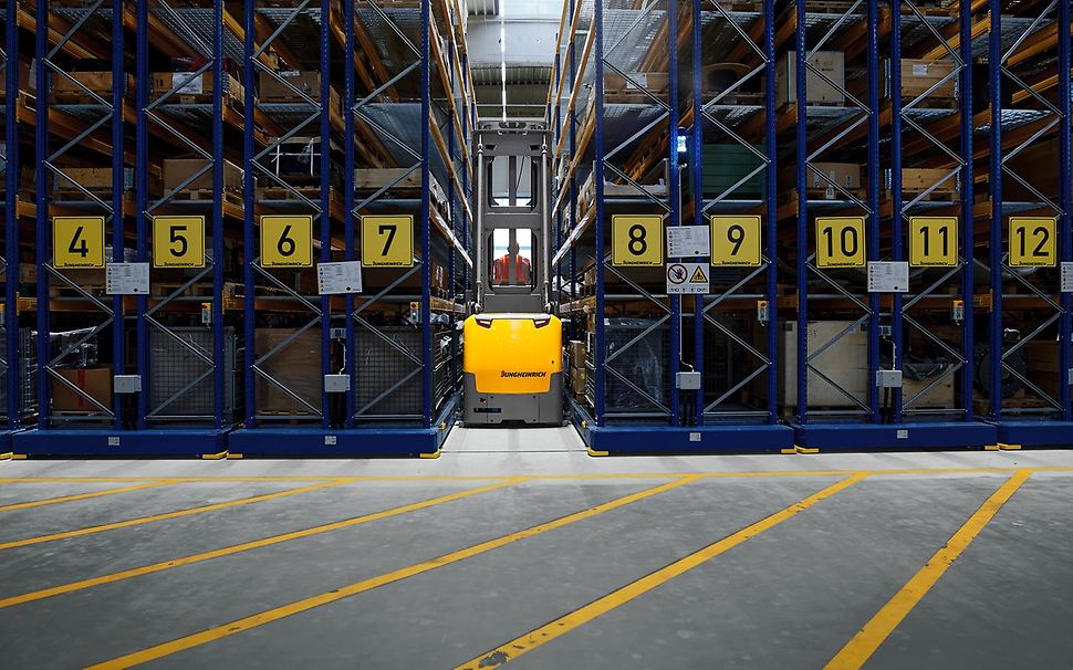 Höglager från Jungheinrich med smalgångstruck