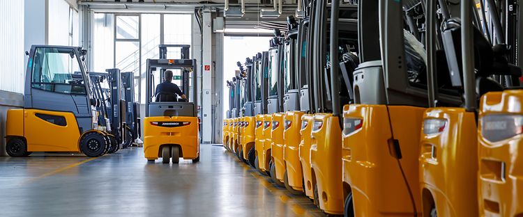 Truckflotta med Jungheinrich motviktstruckar EFG.