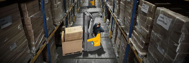 Jungheinrich skjutstativtruck ETV 216zi transporterar varor i en lagergång.