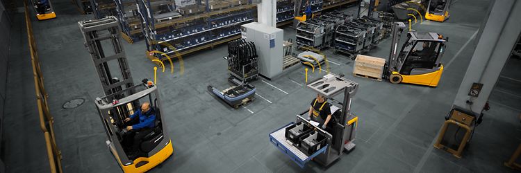 En truckflotta från Jungheinrich som är kopplade till ett FMS.