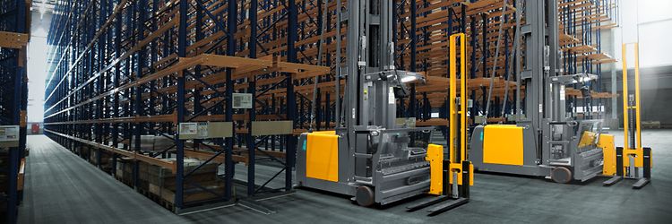 Ett höglager från Jungheinrich med smalgångstruckar