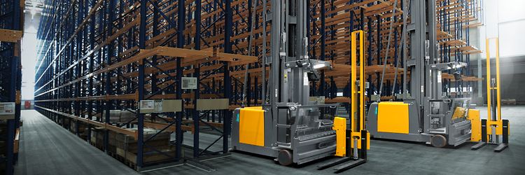 Et Jungheinrich højlager med smalgangstrucks