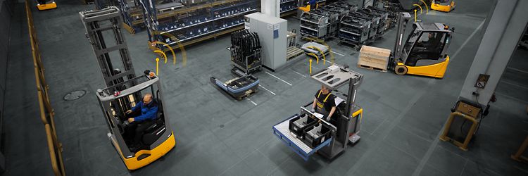 En truckflåde fra Jungheinrich, der er tilsluttet et FMS.