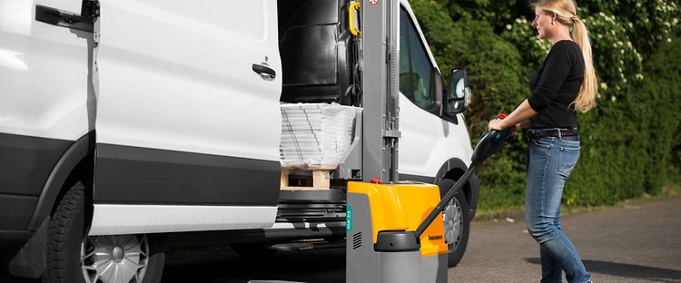 Jungheinrich staplare används för att lasta ut ur en skåpbil.