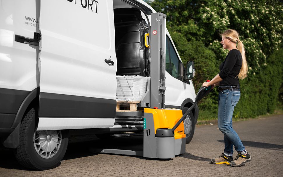 Jungheinrich staplare används för att lasta ut ur en skåpbil.