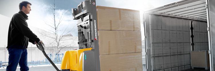 Jungheinrich staplare EJC 112 används för att lasta varor i en lastbil.