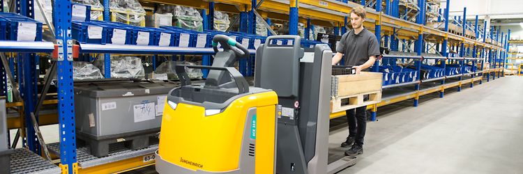 Lagerarbejdere, der plukker varer ved hjælp af en plukketruck fra Jungheinrich.