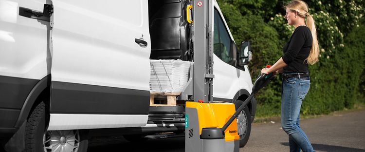 Jungheinrich stabler bruges til at laste varer ud af en bil