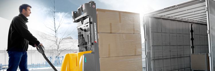 Jungheinrich stabler EJC 112 bruges til at laste varer i en lastbil