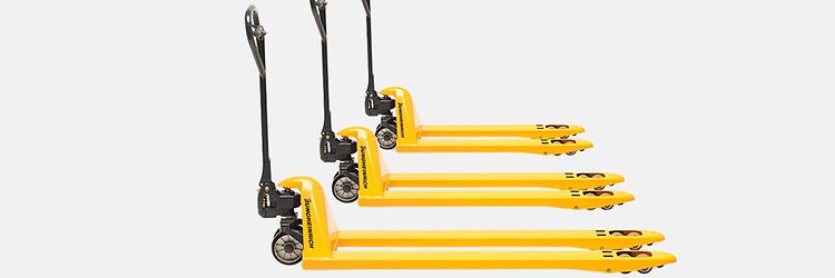 Tre pallyftare från Jungheinrich med olika gaffellängder.